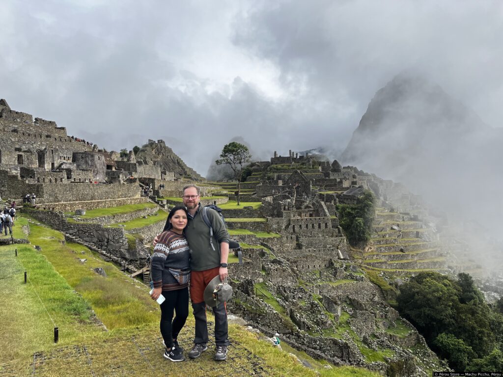 Val et Bélia Espinoza, fondateurs de Pérou Store, au Machu Picchu au Pérou