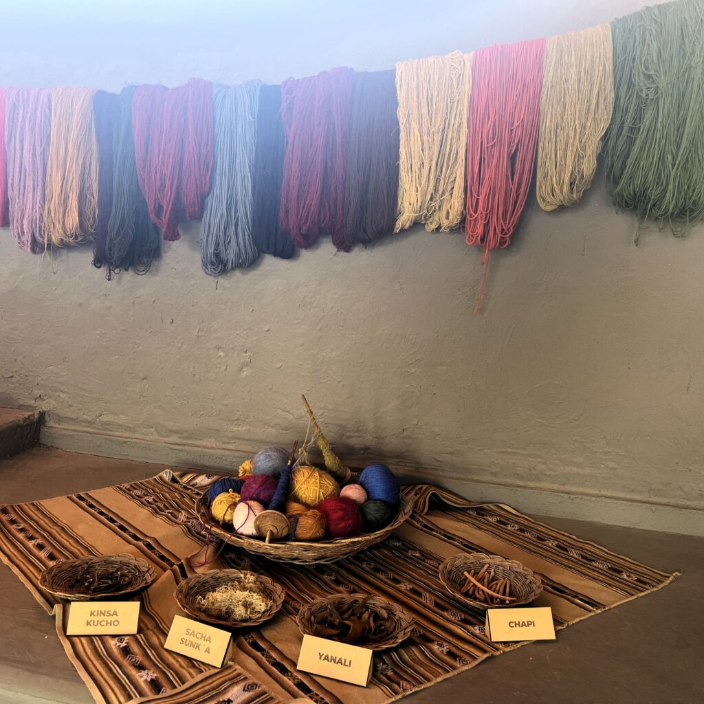 Écheveaux de laine teintés naturellement à Tambo Machay, Pérou