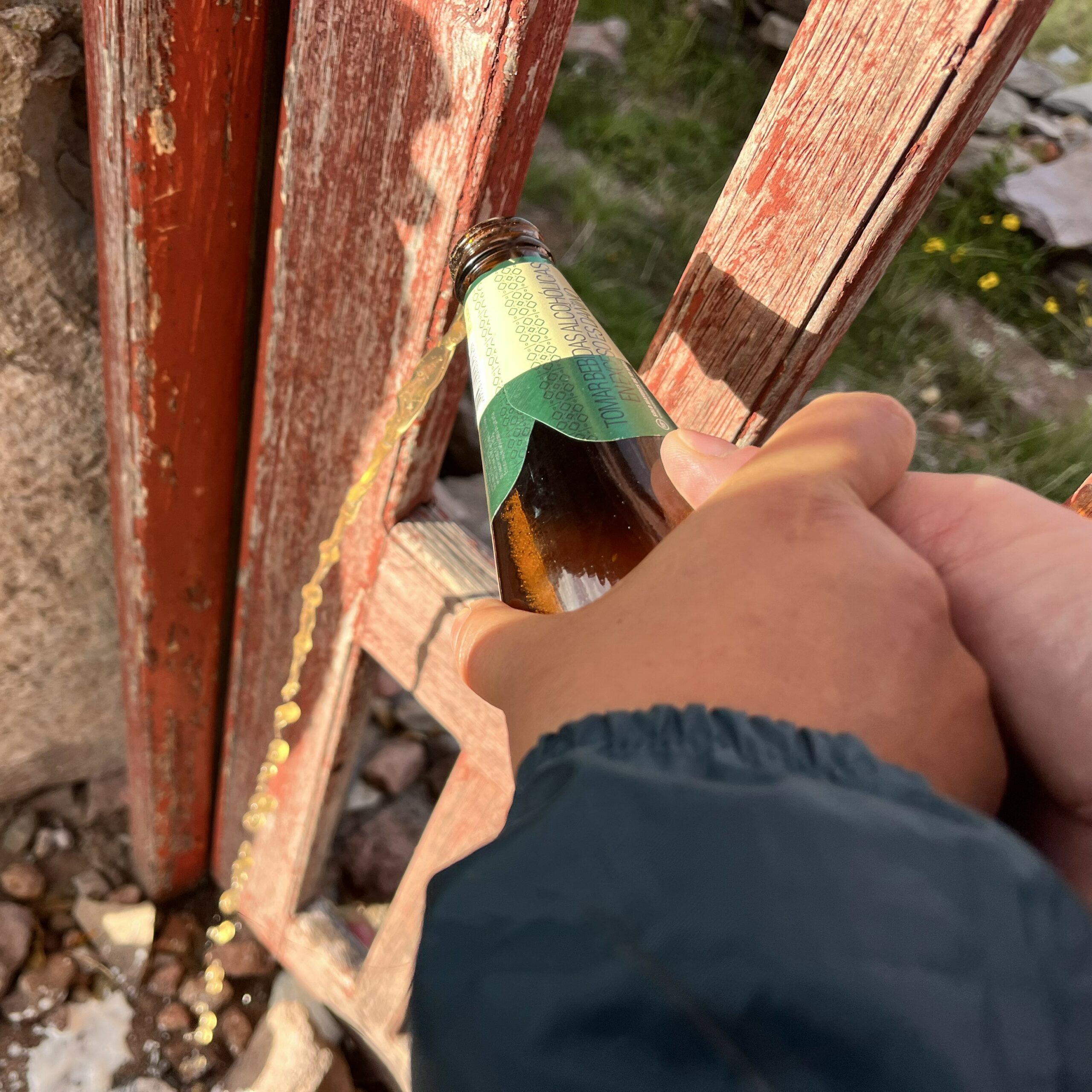 Offrande à la Pachamama (Bière). Sur l'île Amantani, Lac Titicaca, Perou 2024